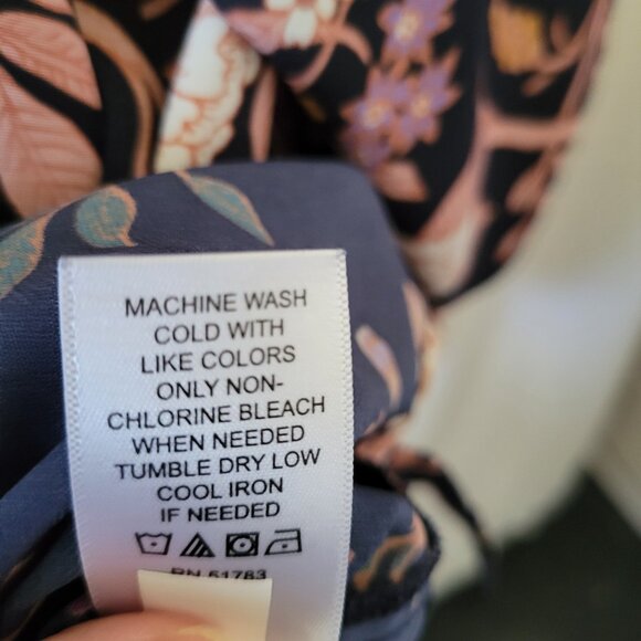 Maurice's Sz 3 (3X) GORGEOUS Blouse Floral Long roll tab sleeves flowy silky EUC - Picture 10 of 12